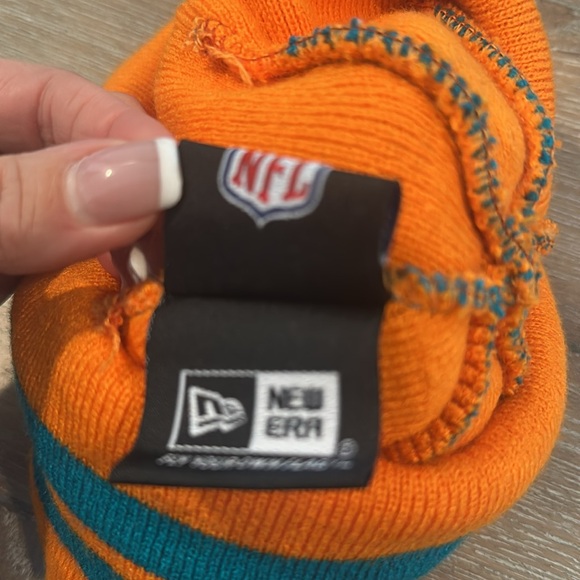 NEW ERA MIAMI DOLPHINS BEANIE HAT W POM - Picture 6 of 7